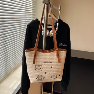 Grand sac cabas tissé beige avec broderie chat et bandoulières marron pour voyage