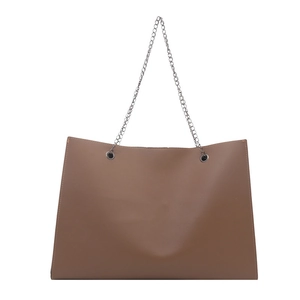 Borsa tote marrone in ecopelle con manici a catena d'argento in un design a trapezio