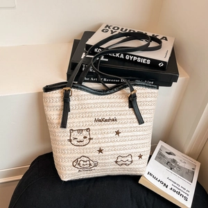 Grand sac cabas tressé beige avec broderie chat et bandoulières en cuir noir élégant