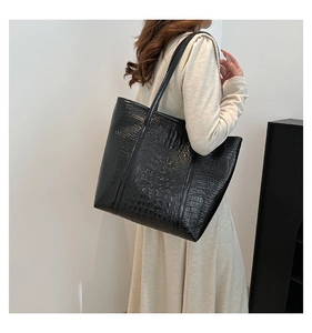 Vue détaillée du grand sac cabas noir à motif crocodile pour le trajet quotidien