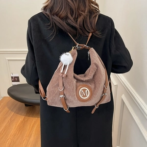 Sac fourre-tout en velours côtelé marron avec logo M en métal et breloque peluche