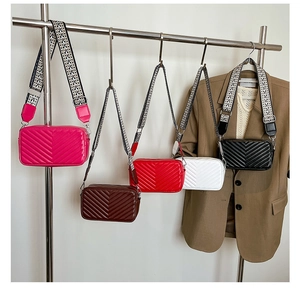 Détail de sacs à main matelassés colorés avec de larges bandoulières à motifs variés