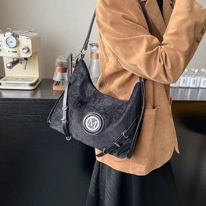 Sac à bandoulière chic en velours noir avec logo M vintage en métal pour femme