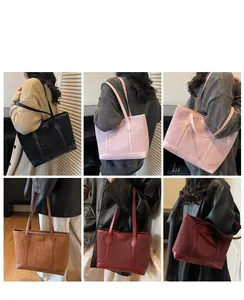 Κολάζ με τσάντες tote με λεοπάρ σχέδιο σε έξι χρώματα που φοράει ένα μοντέλο