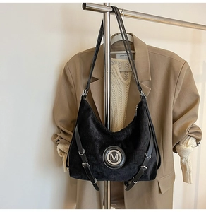 Sac hobo chic en suédine noire avec logo M métallique et fines bandoulières