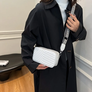 Sac à bandoulière blanc matelassé avec surpiqûres en V et large sangle géométrique