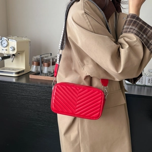 Sac bandoulière rouge matelassé avec sangle géométrique et boucle en métal argent