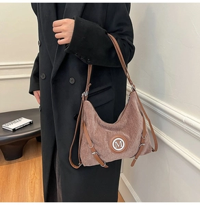 Sac à bandoulière en velours côtelé marron avec logo M blanc et lanières en cuir