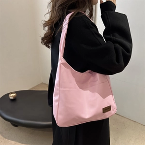 Borsa tote a spalla in nylon rosa da donna con tasca frontale e toppa logo in pelle marrone
