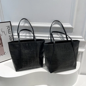 Sac fourre-tout noir minimaliste avec motif crocodile et finition brillante élégante