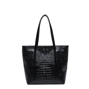 Grand sac cabas noir en cuir à texture crocodile avec des poignées élégantes