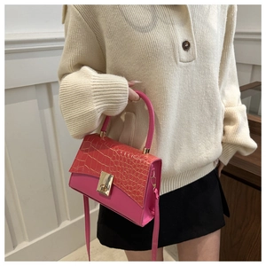 Détail du sac bandoulière style français avec motif crocodile rose et fermoir doré rotatif