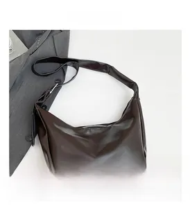 Dettaglio della borsa hobo marrone cioccolato liscia con cerniera e tracolla semplice