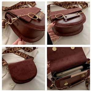 Vue détaillée du sac besace marron café montrant le cuir givré et la bandoulière jacquard