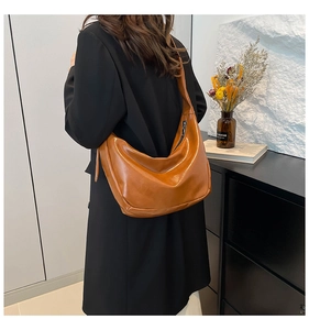 Moderna borsa hobo in pelle marrone da donna, vista posteriore in un elegante interno