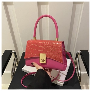 Détail du sac bandoulière rose et brique gaufré croco avec fermoir doré et poignée