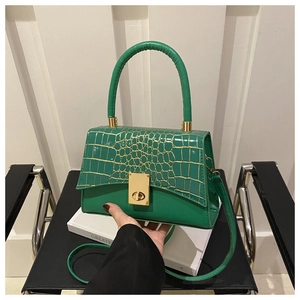 Détail du sac à main vert émeraude avec rabat motif crocodile doré et fermoir en métal