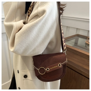 Sacoche marron en cuir dépoli avec anneau métallique et large bandoulière géométrique