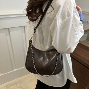 Sac hobo rétro en simili cuir à double couture avec bandoulière longue et chaîne métallique