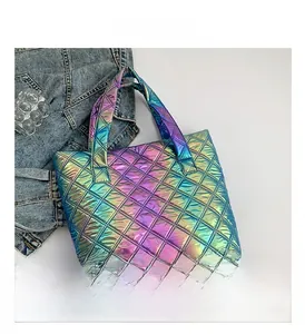 Vista dettagliata della borsa tote trapuntata iridescente con finitura metallica sfumata