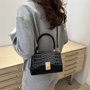 Sac à main chic français en cuir noir avec fermoir doré et poignée élégante pour femme