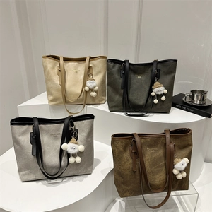Minimalist large tote bags in four colors with plush pendants and marble texture finish