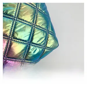 Macro di tessuto trapuntato laser colorato con motivo a rombi olografici di alta qualità