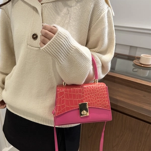 Sac à main rose en similicuir avec motif crocodile et fermoir doré élégant