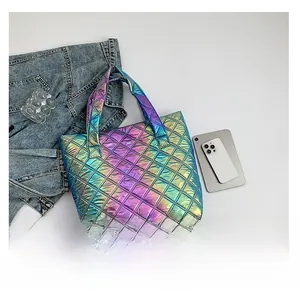 Dettaglio della grande borsa trapuntata con finitura metallica laser arcobaleno