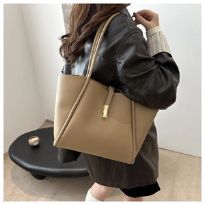 Dettaglio della borsa tote kaki con texture in pelle opaca e fibbia in metallo dorato