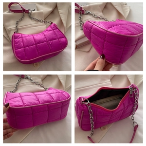 Vues détaillées du sac matelassé fuchsia avec chaîne argentée et intérieur spacieux