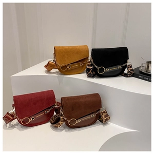 Quatre sacs selle en plusieurs couleurs avec anneau doré et bandoulière large