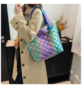 Dettaglio della borsa tote trapuntata laser iridescente con sfumatura metallica viola e blu