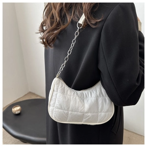 Sac sous le bras blanc matelassé en nylon avec chaîne argentée et style puffer moderne