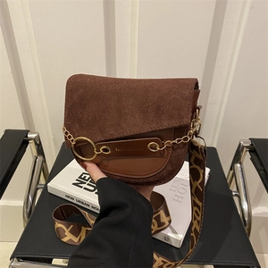 Sac Selle Rétro en Cuir Synthétique pour Femmes Patchwork Mode Bandoulière Large Imprimée Sac à Épaule Chaîne en Métal Couleur Unie