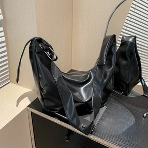 Borsa hobo in pelle PU nera lucida con ampia tracolla regolabile in stile moda minimalista