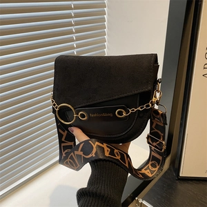 Sacoche selle rétro noire pour femme avec chaîne dorée et large bandoulière géométrique