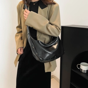 Borsa a tracolla nera minimalista a mezzaluna in morbida pelle ideale per ufficio e stile