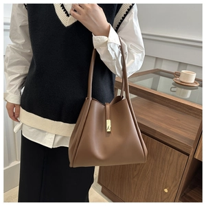 Borsa tote in pelle marrone con fibbia in metallo dorato e doppie tracolle per l'uso quotidiano
