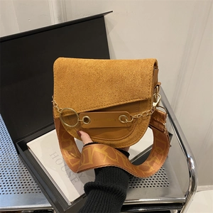Sacoche marron rétro avec large bandoulière jacquard et chaîne dorée sur boîte cadeau