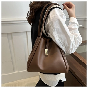 Borsa tote marrone opaca dal design minimalista con un'elegante fibbia in metallo dorato