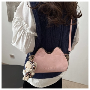 Détail du sac bandoulière rose oreilles de chat avec touches léopard et charm en peluche