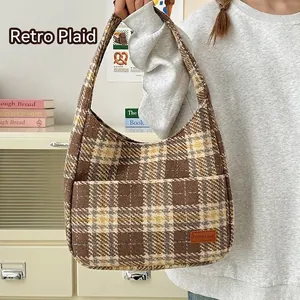 Retro plaid tote bag with large capacity and brown leather logo for daily commuting