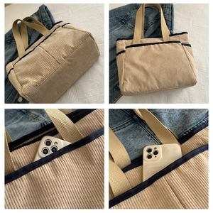 Détail du sac cabas en velours côtelé beige avec bordure bleue et poche pour téléphone