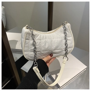 Vue détaillée d'un sac à bandoulière blanc matelassé avec chaîne argentée et zip