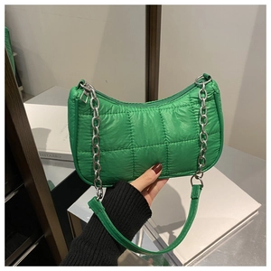 Vue détaillée du sac matelassé vert vif en nylon avec chaîne en argent et bandoulière