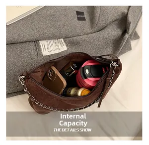 Capacité interne du sac hobo montrant des objets quotidiens comme un portable