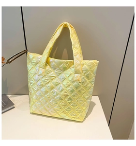 Vista dettagliata della borsa tote gialla trapuntata con cuciture a diamante