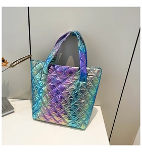 Dettaglio della borsa tote trapuntata laser iridescente con effetto olografico blu e viola