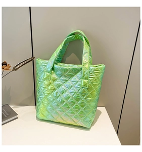 Dettaglio della borsa tote trapuntata con finitura verde metallizzata e motivo a rombi